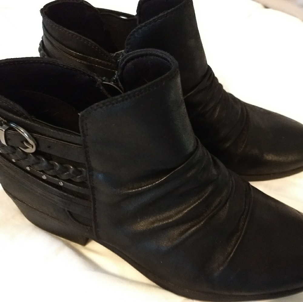 Womens Bare Traps Booties size 10. Worn once.